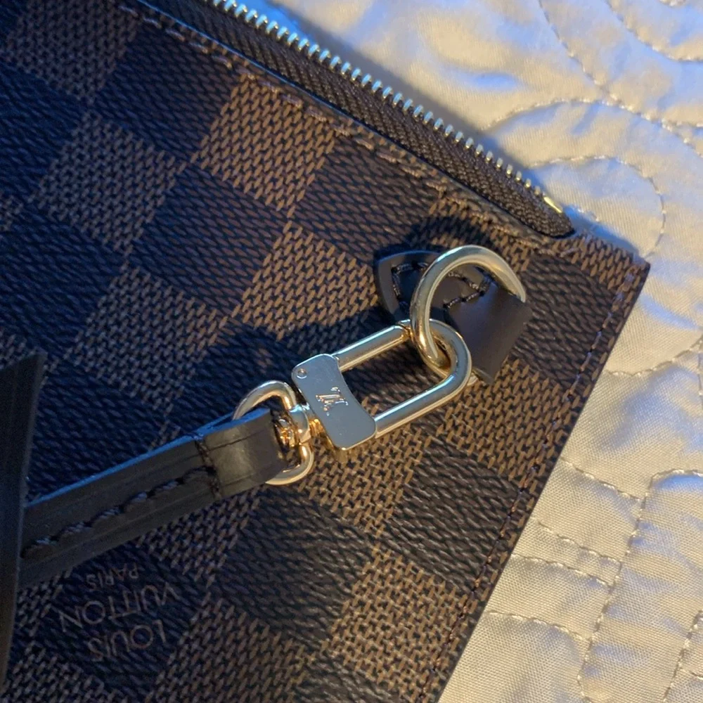 Louis Vuitton pouch - Picture 9 of 11